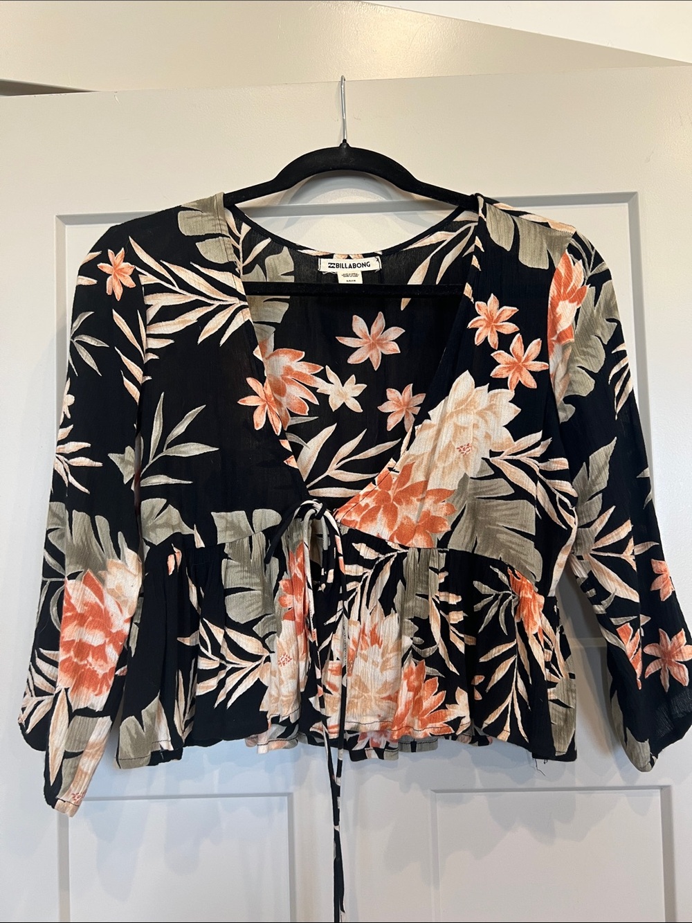 Billabong black Hawaiian Floral Tie-Front top 3/4 length sleeves. Cropped. Small